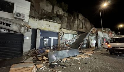 Otomobil kayalıklardan iş yerinin üzerine düştü!