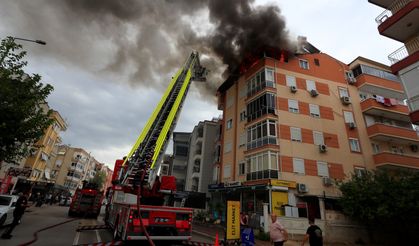 Antalya'da 5 katlı apartmanın çatısında yangın paniği