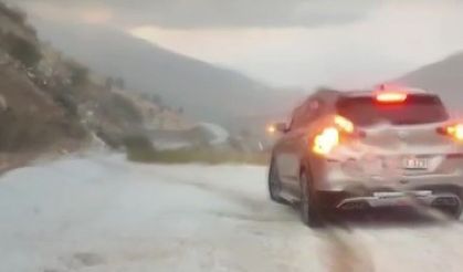 Malatya'da dolu yağışı yolları beyaza bürüdü