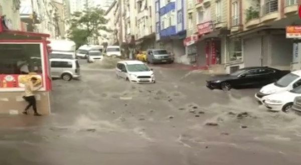 Mega kentte beklenen yağış geldi!: Caddeler su altında kaldı
