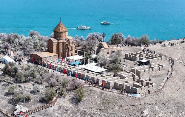 Van'da "3. Akdamar Adası Badem Çiçeği Festivali" başladı