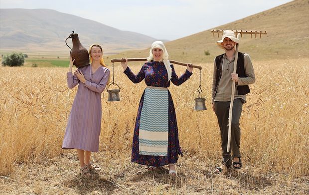 Asırlık tarım aletleriyle buğday hasadı