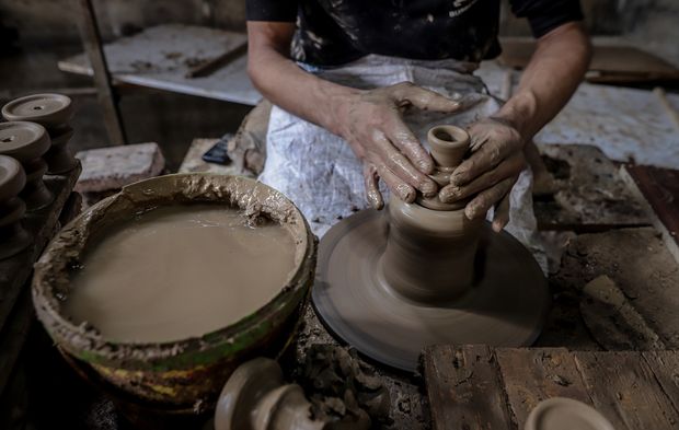 Filistinliler zor şartlarına rağmen mesleklerini sürdürüyor
