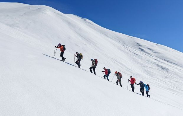 Dağcılar 3 metrelik karda zorlu yolculuğa çıkıyor!