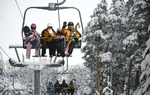 Kars'ta martta kayak keyfi sürüyor!