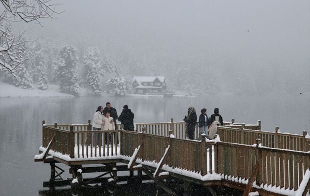 Abant ve Gölcük'te martta yağan kar tatilcileri sevindirdi