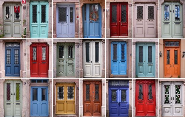 Cunda Adası'ndaki rengarenk kapılar geçmişin izlerini taşıyor