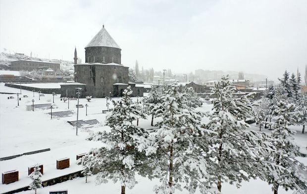 Kars Nisan ayında yoğun kar yağışıyla beyaza büründü!