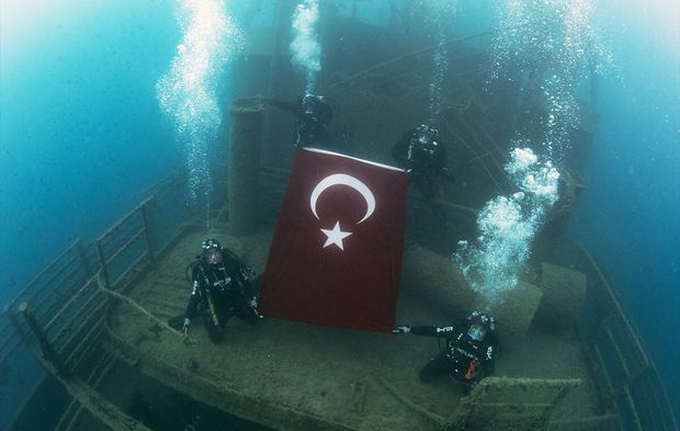 Polis teşkilatının 181. kuruluş yıl dönümünü su altında da kutladı!