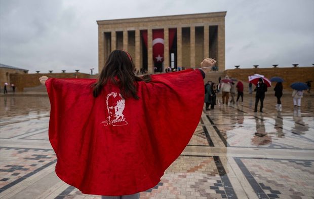 Yağmura rağmen Anıtkabir doldu taştı!