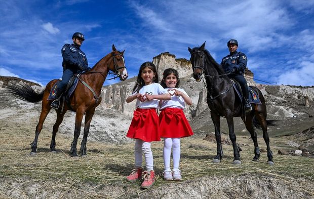 "Vanadokya"daki atlı jandarma timi ziyaretçilerin ilgi odağı oluyor