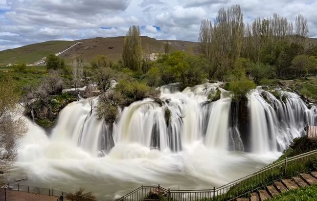 Yağışlar Muradiye Şelalesi'nin debisini artırdı