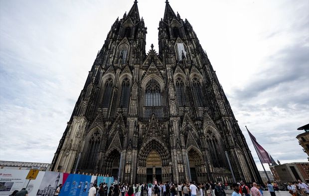 632 yılda tamamlanan Köln Katedrali ziyaretçilerini ağırlıyor