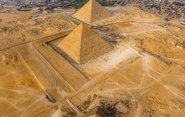 Piramitlerin zirvesinde turistlerin kazıdığı yazılar ortaya çıktı!