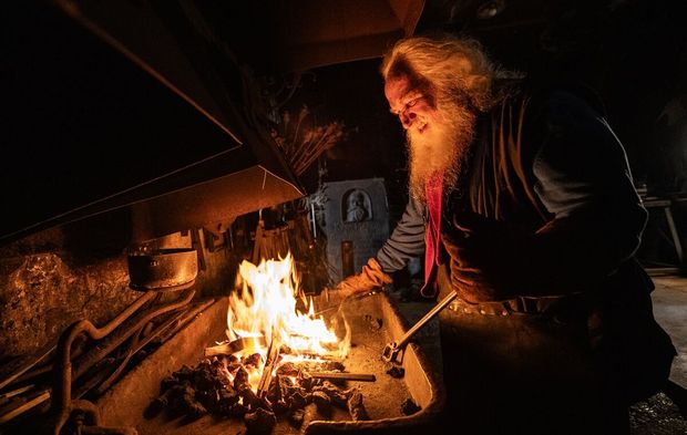 Ural çeliğini şekillendiren 80 yaşındaki usta Lysyakov