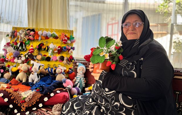 Ağaçları örgülerle giydiriyor, el emeğiyle sokak hayvanlarını besliyor