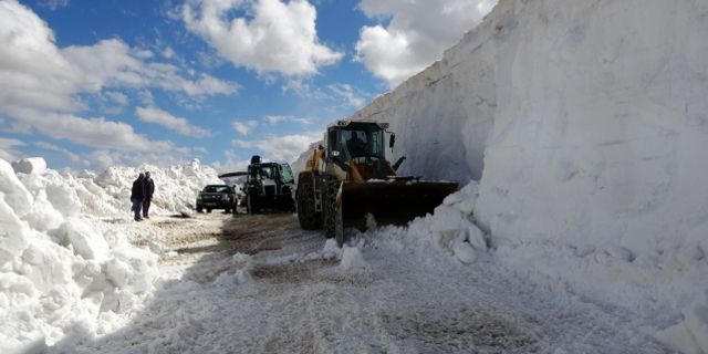 Mayıs ayında 5 metrelik karla mücadele