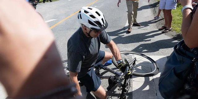 ABD Başkanı Biden, gazetecilere el sallarken bisikletten düştü