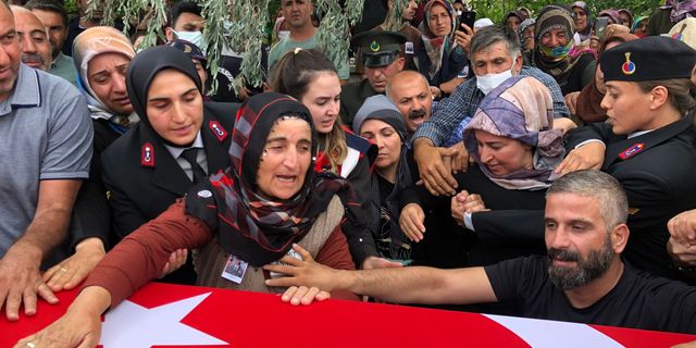 Erzurum'da şehidi binler uğurladı!