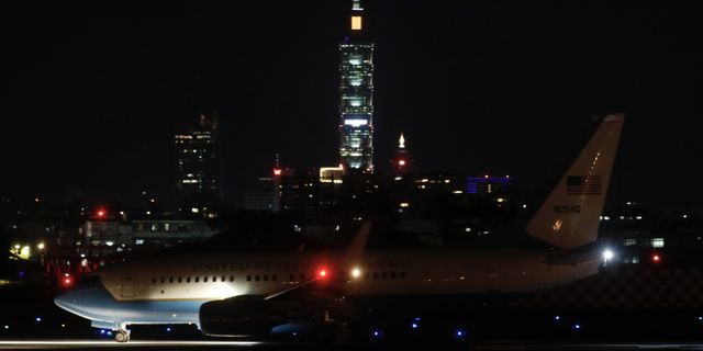 Pelosi'yi taşıyan uçak Taipei Havalimanı'na indi