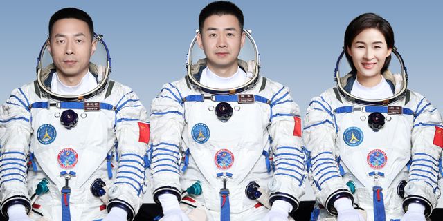 Çin'in uzaydaki ekibi Dünya'ya döndü