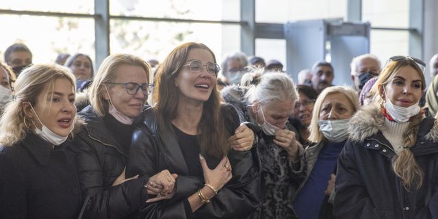 Özge Ulusoy babasının cenazesinde gözyaşlarını tutamadı