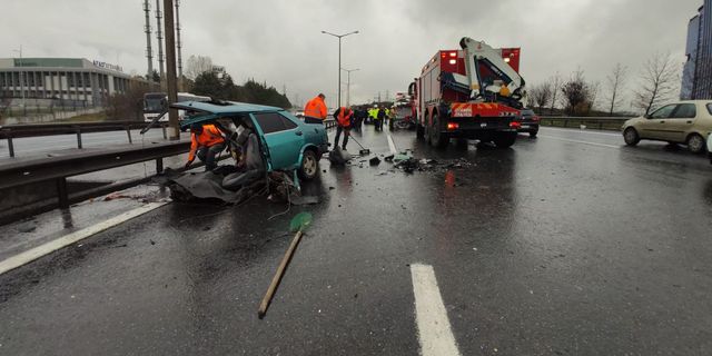 TEM Otoyolu’nda feci kaza: Otomobil ikiye bölündü!