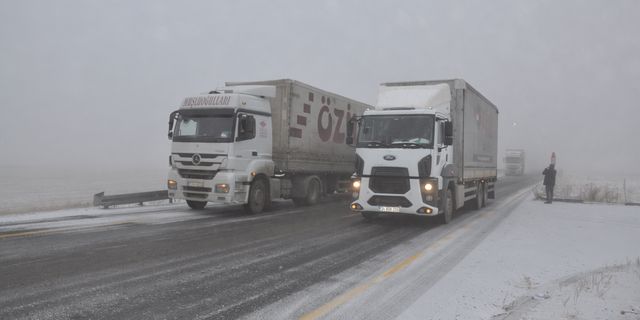 Kars'ta tırlar yolda mahsur kaldı