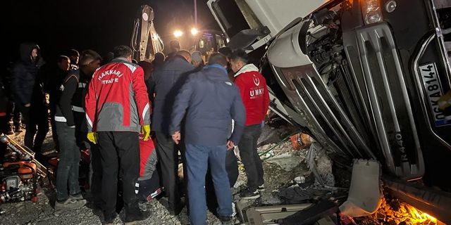 Hakkari'de kömür yüklü tır devrildi