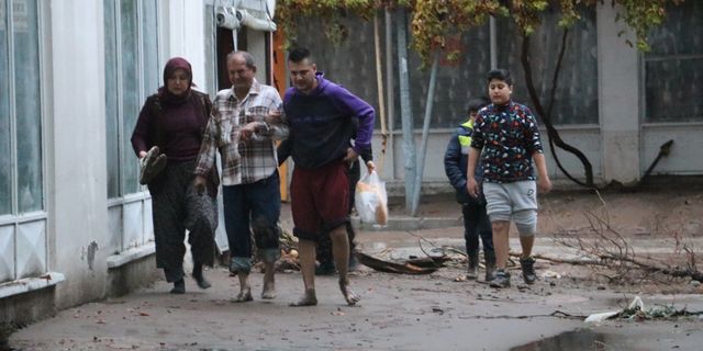 Kumluca'da sel: Evleri su bastı, araçlar zarar gördü