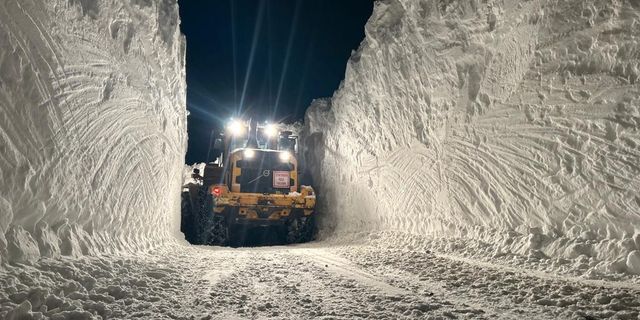 Yüksekova'da 6 metreyi geçen kar tünelleri