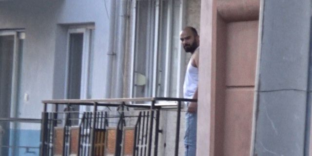 Bıçakla karısını rehin aldı!