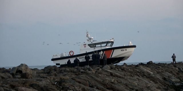 Sahil güvenlik botu kayalıklara çarptı: 5 yaralı