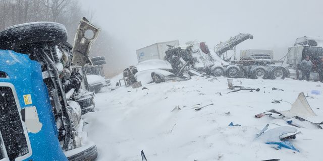 Kar fırtınasında 60'tan fazla araç birbirine girdi!