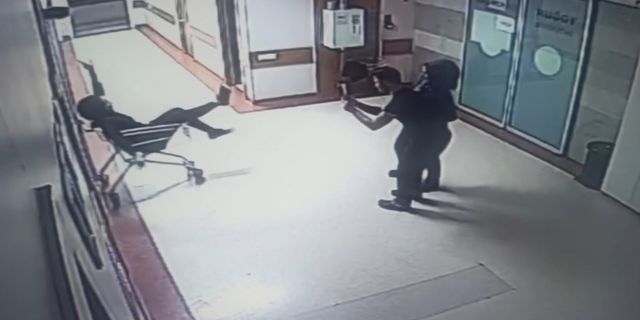 Yoğun bakım ünitesi önünde skandal görüntüler!