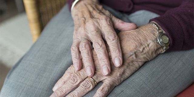 Emekli maaşını almak için ölen babasını evde sakladı