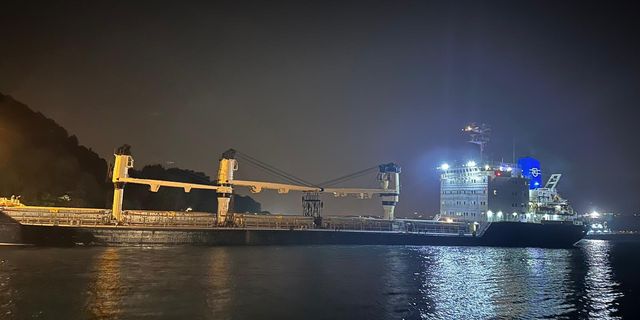 Karaya oturdu trafik durdu!