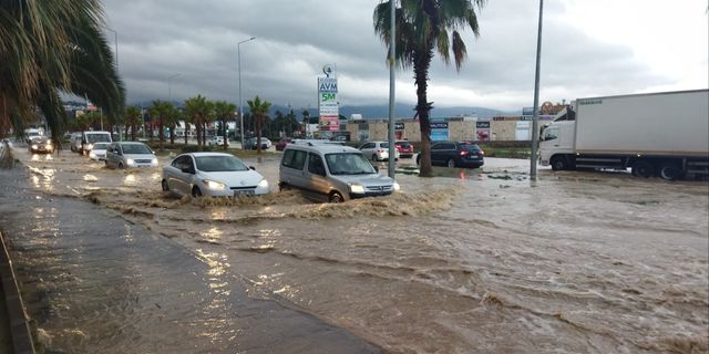 Aydın ve İzmir'i sağanak ve dolu vurdu!