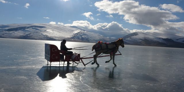 Buz tutan Çıldır Gölü misafirlerini ağırlamaya başladı