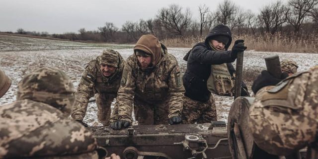Ukraynalılar, Belarus sınırında orduyla hendek kazdı