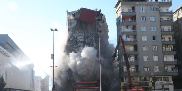 Diyarbakır'da 9 katlı binanın yıkımına başlandı!