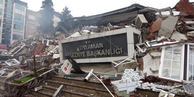 Belediye binası da enkaza döndü