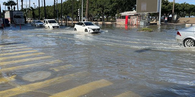 Hatay İskenderun'da deniz seviyesi yükselmeye başladı!