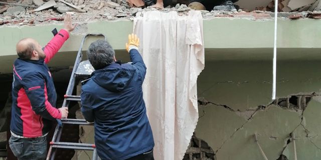 2 kardeş depremden 36 saat sonra sağ kurtarıldı