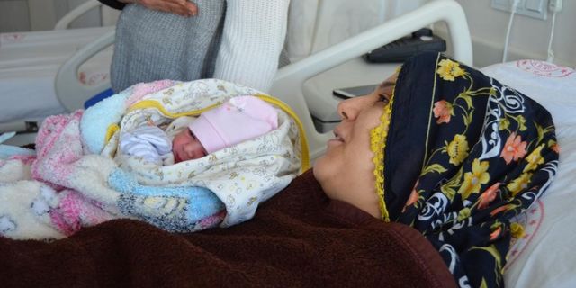 Depremzede 2 hamile kadın doğum yaptı