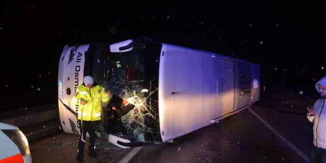 Yolcu otobüsü devrildi: 30 yaralı