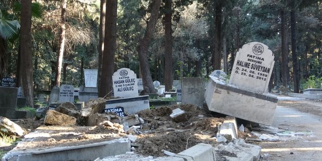 Depremde mezarlar da yerle bir oldu!