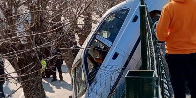 Direksiyon hakimiyetini kaybetti, okulun bahçesine uçtu!