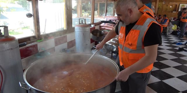 Gönüllü aşçılar günde 7 bin 500 kişilik yemek yapıyor!