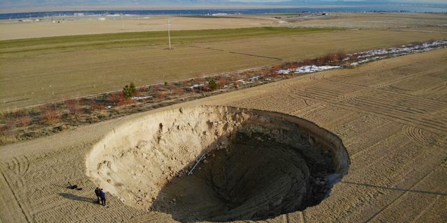 Konya’da iki fay arasında 37 metre çapında obruk oluştu
